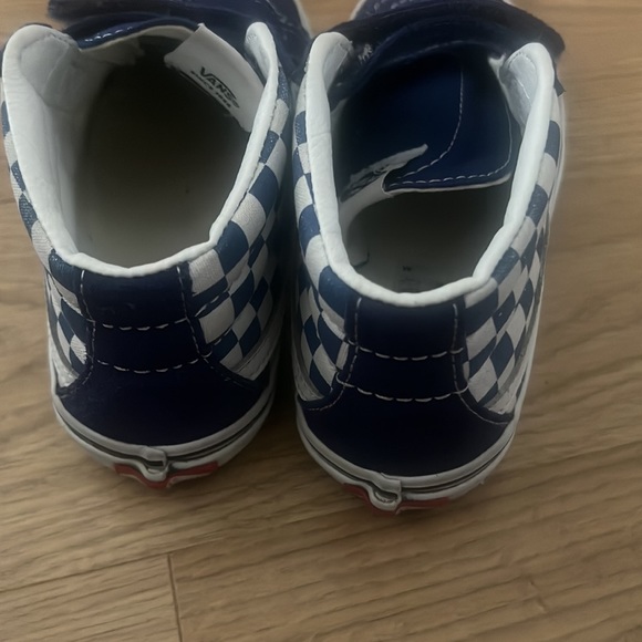 Vans - Picture 2 of 4